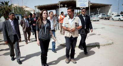 Angelina Jolie a vizitat o tabără de refugiați libieni - ce4b97085fbcafbc839c820ababf6dd3.jpg