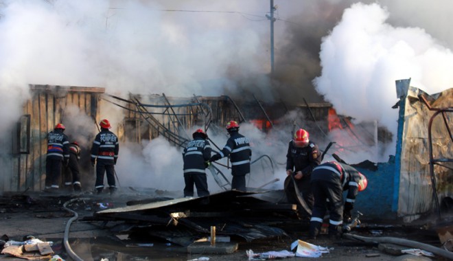 Ce a mai rămas în urma incendiului de la depozitul Histria - ceamairamasinurmaincendiului-1387562335.jpg