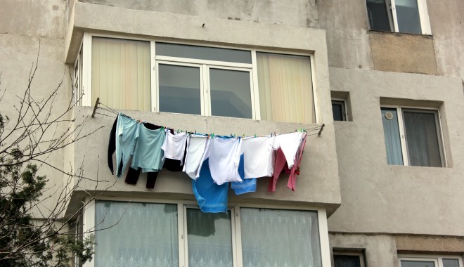 Ce amendă riști dacă scuipi pe stradă sau îți întinzi rufele la vedere - ceamenda-1366377022.jpg