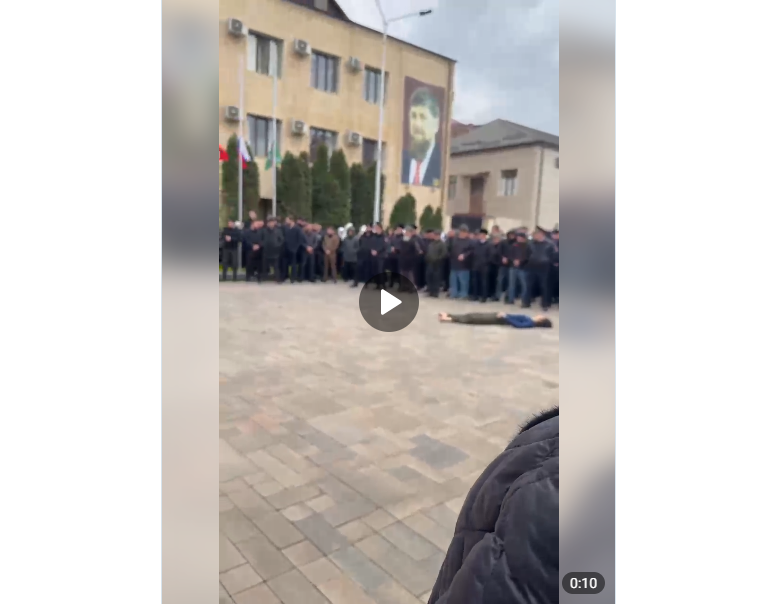 Cadavrul unui tânăr de 17 ani a fost adus într-o piața publică, iar localnicii au fost chemați să se uite la el