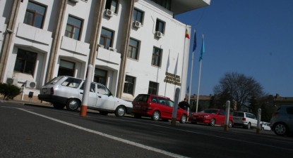 Salarii-record pentru directorii CJC și de supraviețuire pentru simplii funcționari - ced686c56b7f0c4e1e3e9d37b3cf44f0.jpg