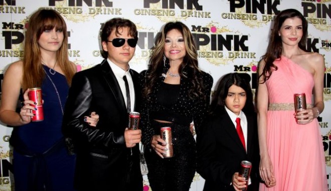 Monica Gabor, întâlnire cu familia lui Michael Jackson - cefacemonicacolumbeanusize1-1350053737.jpg