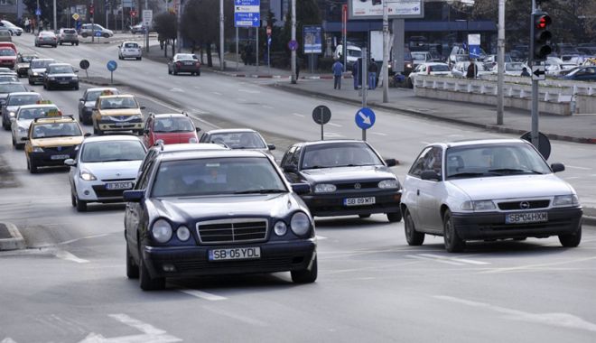 Ce face românul când află că s-a scumpit benzina - cefaceromanul-1534160392.jpg