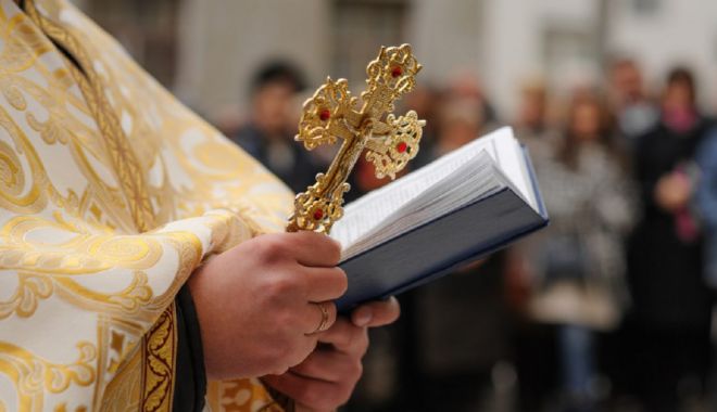 Percheziţii de amploare! Sunt vizaţi falşi preoţi, care pretindeau că pot rezolva diverse probleme! - ceinseamnacandviseziunpreotinter-1670312900.jpg