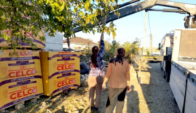 CELCO a donat materiale de construcții sinistraților din Corbu și Luminița - celcoadonat5-1449255113.jpg