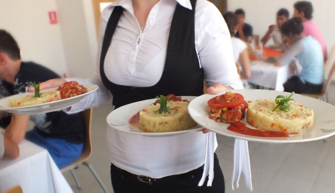 Cele mai mici salarii,  în hoteluri și cârciumi - celemaimicisalarii-1409936405.jpg