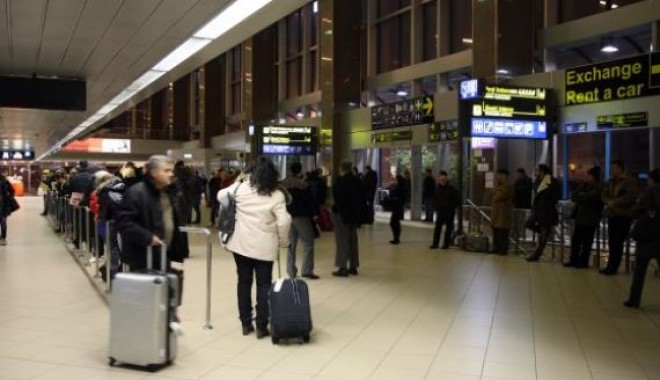 Petiția împotriva românilor în Marea Britanie, semnată de 100.000 de englezi - celmaimareaeroportdinromaniapelo-1363255615.jpg