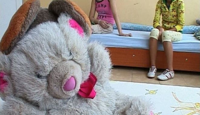 Cei șapte copii intoxicați în casă, luați de lângă mamă și duși într-un centru de plasament - centrudeplasament36378900-1544449020.jpg