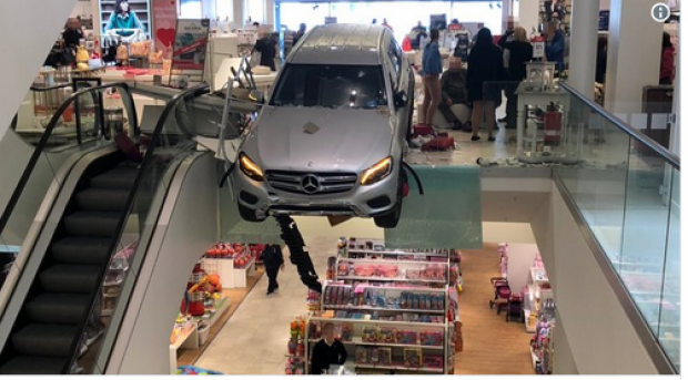 Panică într-un centru comercial. Un octogenar s-a proiectat cu mașina în clădire - centrulcomercial11348800-1556792373.jpg
