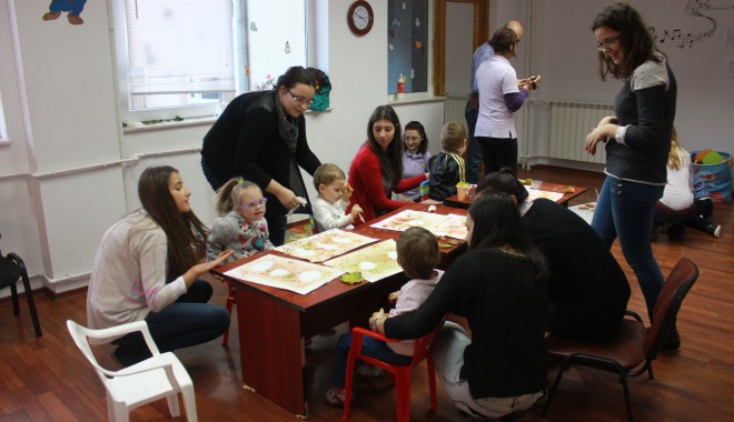 Cum îi ajută art-terapia pe copiii autiști din Constanța - centrulmareaneagra4-1385293182.jpg