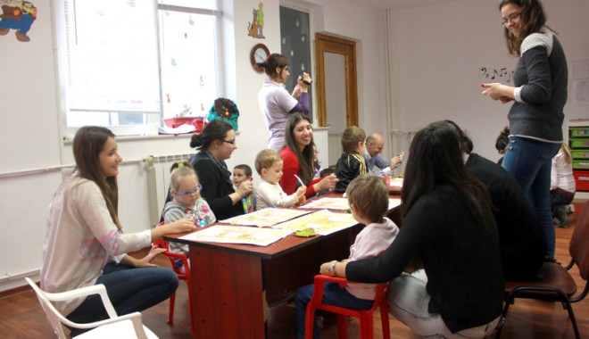 Cum îi ajută art-terapia pe copiii autiști din Constanța - centrulmareaneagraartterapie5-1385316334.jpg