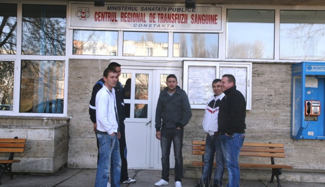 Constănțenii donează sânge pentru bani de sărbători - centrulregionaltransfuziisanguin-1355241354.jpg