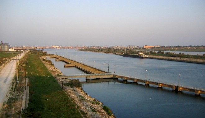 Iaht sub pavilion Germania, eșuat pe Dunăre, la Cernavodă - cernavoda-1348783622.jpg