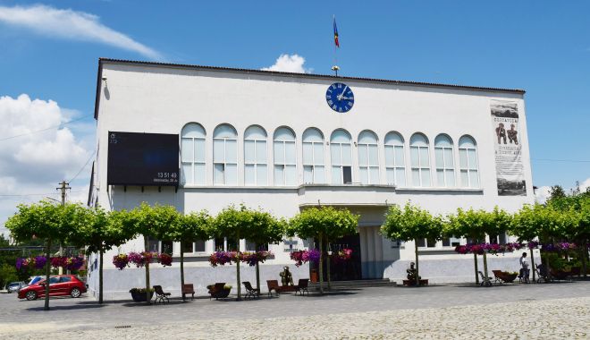 Primarul Liviu Negoiță a semnat contractul pentru dotarea unităților de învățământ din Cernavodă - cernavoda-1692725345.jpg