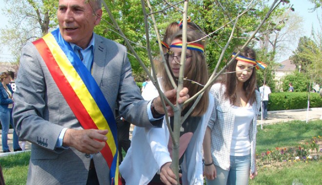 Eroii căzuți la datorie, comemorați de edilul din Cernavodă și elevi din oraș - cernavodaevenimenteroi1366904231-1366946968.jpg