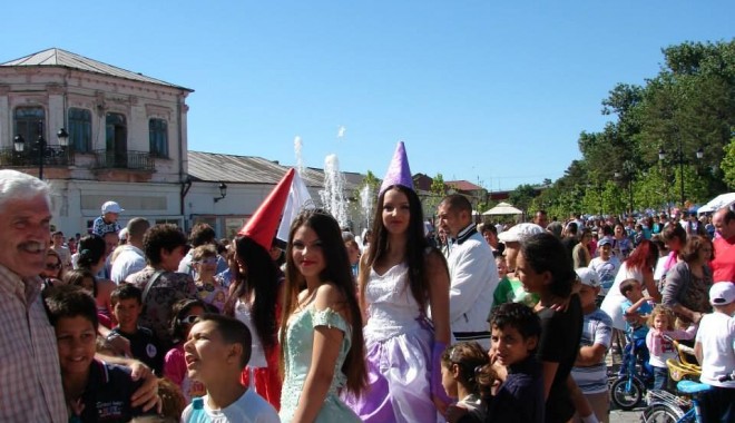 Locuitorii din Cernavodă se pregătesc de sărbătoare - cernavodasarbatoarecentru-1376036242.jpg