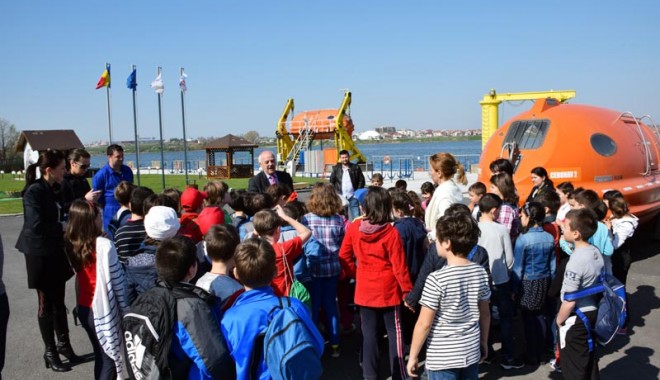 Peste 300 de elevi au vizitat CERONAV - ceronav-1397744626.jpg