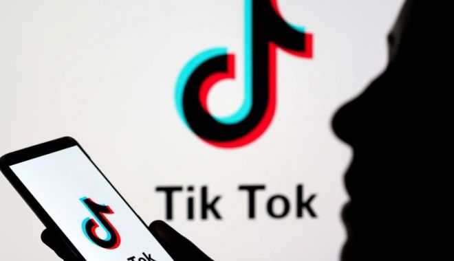 Cerșetor fals, viral pe TikTok. Ce face după ce strânge bani în intersecțiile aglomerate