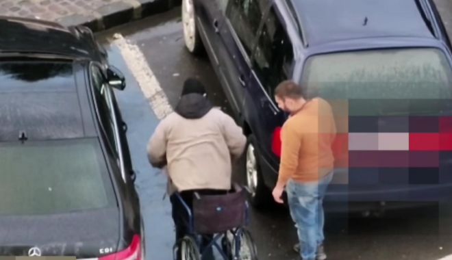 Un cerșetor în scaun cu rotile s-a ridicat și a umblat bine-mersi, înainte de a urca într-o mașină - cersetor-1674574475.jpg