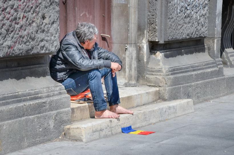 Doi soți au fost atacați de mai mulți indivizi într-o parcare, după ce au refuzat să dea bani unui cerşetor - cersetor-parcare-1736871166.jpg
