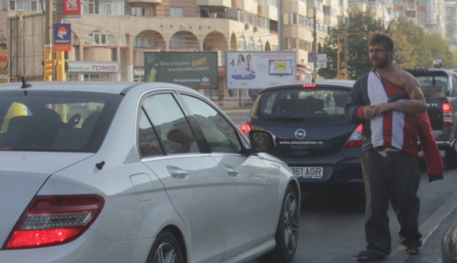 În ce… conturi intră banii cerșetorilor? - cersetorinintersectietrocadero3-1362494907.jpg
