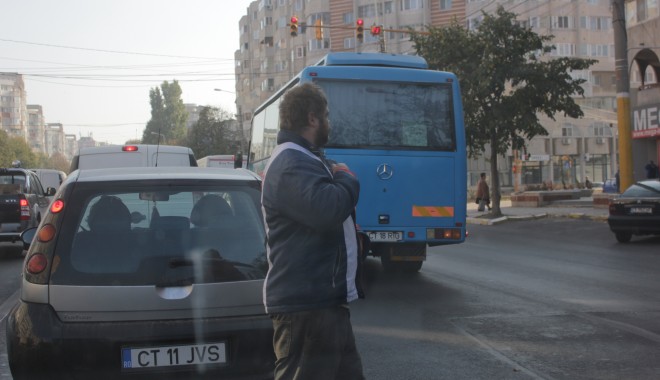 Cerșetor lovit de mașină - cersetorinintersectietrocadero6-1366285419.jpg