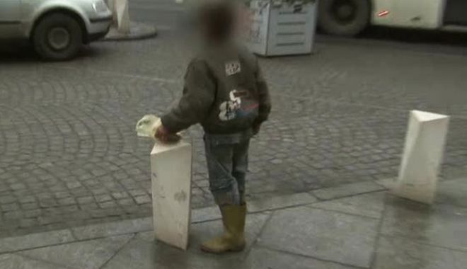 Și-a adus nepotul de trei ani la Constanța, să cerșească! Dosar penal pe numele femeii - cersit-1550475366.jpg