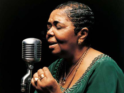 Cesaria Evora va concerta pe 5 octombrie, nu pe 4, așa cum anunțase oficial - cesariaevora-1310890009.jpg