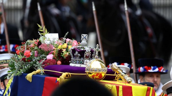 Ce se întâmplă cu florile depuse în semn de omagiu pentru regina Elisabeta a II-a