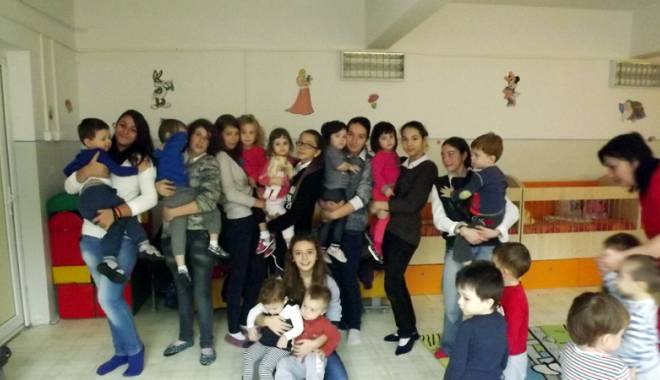 Ce se întâmplă când elevii de-a VII-a se întâlnesc  cu micuții de creșă - ceseintampla-1418054855.jpg