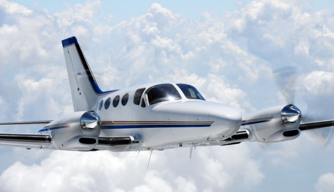 Un avion ușor ce zbura necontrolat deasupra Golfului Mexic s-a prăbușit. Pilotul părea să fie inconștient - cessna421-1334857393.jpg