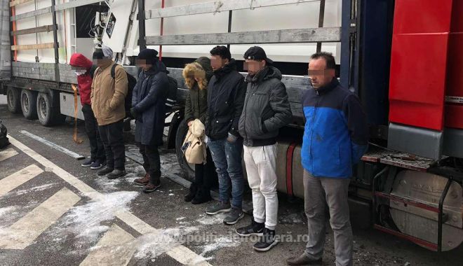 Șase cetățeni străini, ascunși într-un automarfar de un șofer turc, depistați la frontieră - cetateni-1545214784.jpg