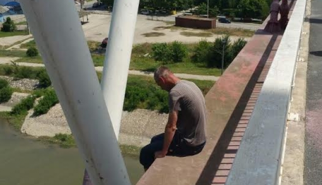 SINUCIGAȘ PE POD. A VRUT SĂ-ȘI IA VIAȚA PENTRU CĂ NU ARE DE MUNCĂ - cf8587eeee6d42ecb661fceb8933c170-1466156491.jpg