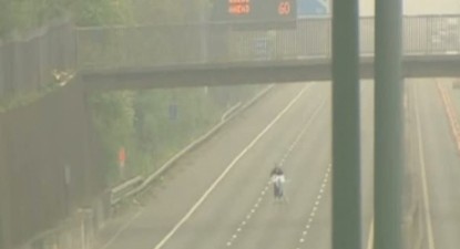 Un bărbat a fost surprins în timp ce-și călca hainele pe o autostradă din Londra - cfee8d9c194fedbd1782a7d81e990743.jpg