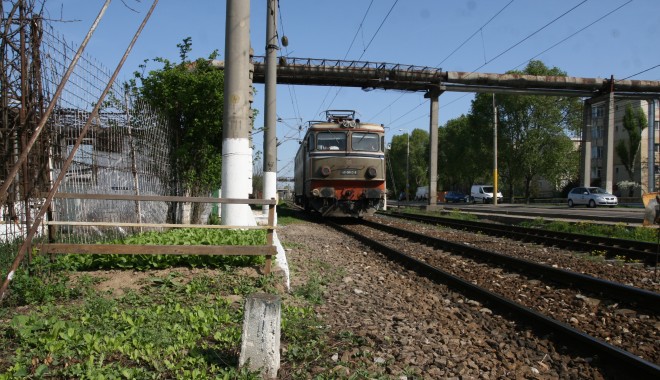 Prins în timp ce fura cablul instalațiilor de semnalizare a traficului pe calea ferată - cfr-1338970144.jpg