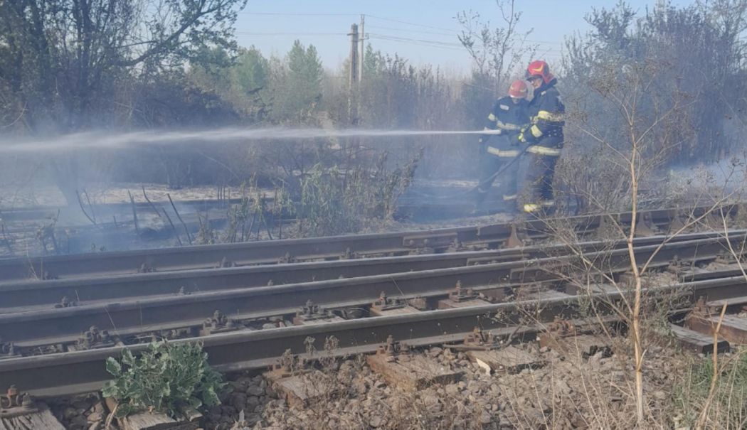 CFR Călători: Cel puțin trei trenuri pe ruta Constanța - București oprite din cauza incendiilor de vegetaţie