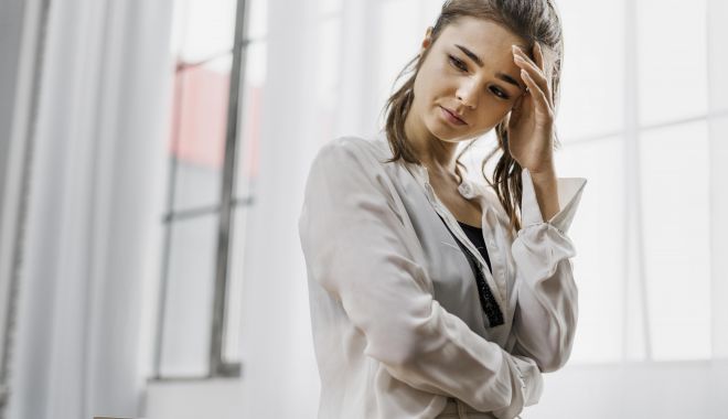 Cere ajutor! Depresia, anxietatea și atacul de panică fac ravagii - cgfrontviewwomanlookingsadasshew-1620282607.jpg