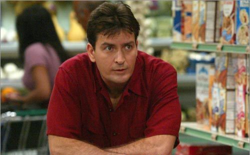 Charlie Sheen va sărbători înmormântarea personajului său din serialul 