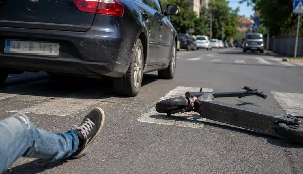 Foto - Șoc în trafic. Un adolescent pe trotinetă ar fi fost lovit intenționat cu mașina, apoi bătut