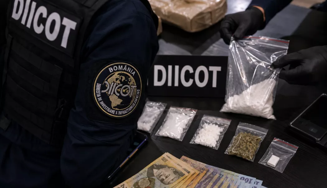 Doi bărbați prinși în flagrant în timp ce vindeau cocaină. Suspecții au fost arestați preventiv - chatgpt-image-may-22-2026-100523-1779433574.webp