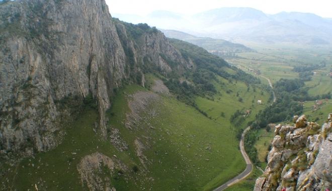 Tragedie pe munte. Un alpinist a murit după ce a căzut de la 40 de metri - cheileaiudului2-1490467149.jpg