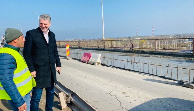 Primarul Florin Chelaru supraveghează lucrările la podul de peste ecluza de la Năvodari