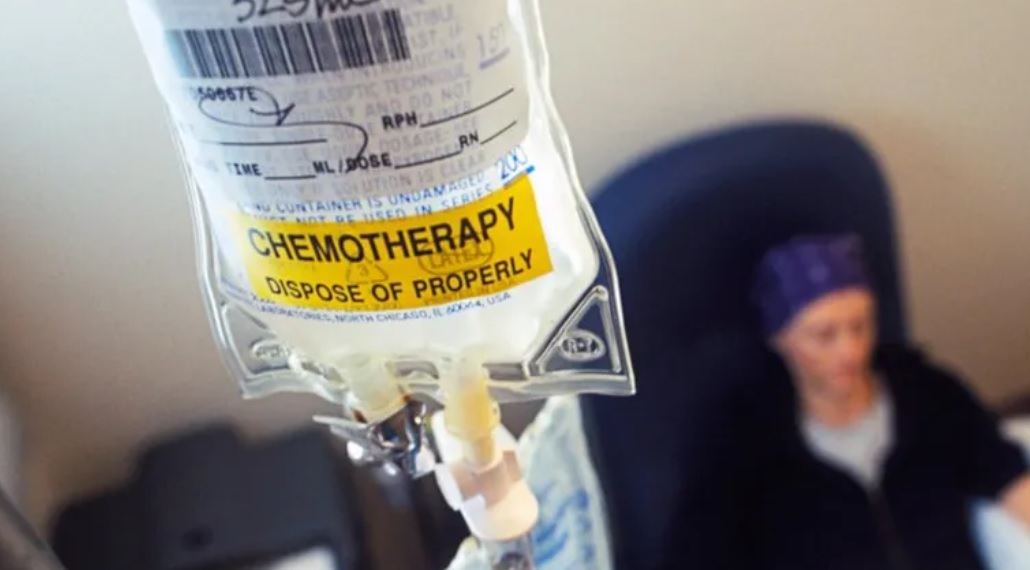 Cum să ne ferim de factorii care pot declanșa apariția cancerului. Reguli cu care ținem boala la distanță - chemo-1713610537.jpg