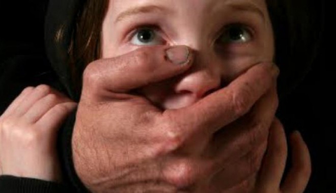 ALERTĂ în Vâlcea! Un bărbat acostează adolescente pe stradă! - childabusesexualabuse19552450049-1353172538.jpg