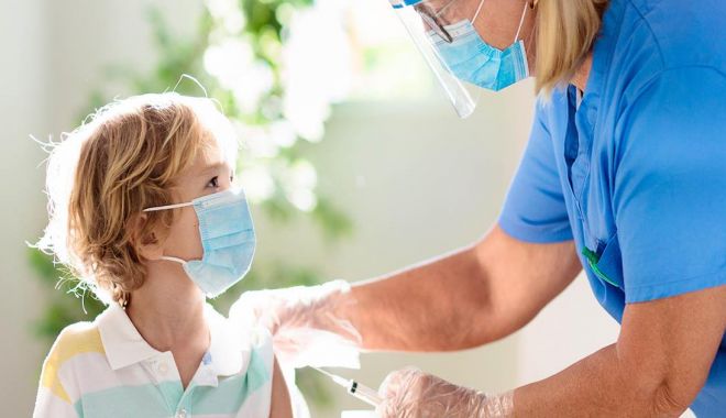 Vaccinarea anti-COVID la copiii cu vârste între 12 și 15 ani ar putea începe în această vară - childgettingvaccinecovidfacecove-1617343690.jpg