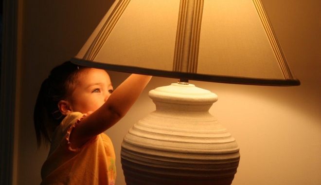 ENEL. Vezi aici unde se oprește curentul electric, astăzi - childturningoffalight-1495623556.jpg