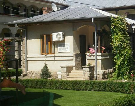 Mii de credincioși vin la chilia și mormântul părintelui Papacioc - chiliaparintelui1-1427095414.jpg