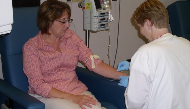 Cancerul românilor, depistat în stadii avansate - chimioterapie-1346769562.jpg