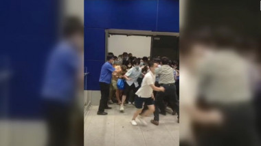 Poliția din Shanghai a încercat să carantineze un mall cu toți clienții în interior