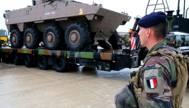 Primul convoi cu blindate franceze pentru protejarea României intră duminică noapte în țară.